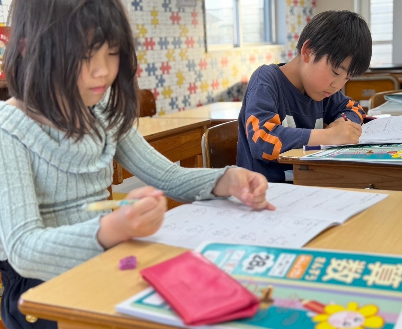 子供達が勉強する様子